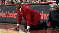 Sidney Lowe prožívá zápas ještě coby trenér týmu North Carolina State. Sidney Lowe prožívá zápas ještě coby trenér týmu North Carolina State.