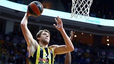 Jan Veselý z Fenerbahce Istanbul letí ke koši Anadolu Efes Istanbul. Jan Veselý z Fenerbahce Istanbul letí ke koši Anadolu Efes Istanbul.
