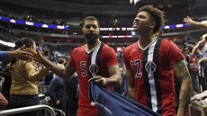 Washingtonští basketbalisté Markieff Morris (vlevo) a Kelly Oubre Jr. se radují... Washingtonští basketbalisté Markieff Morris (vlevo) a Kelly Oubre Jr. se radují...