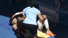 Mirjana Luiová-Baroniová se bhem tvrtfinále Australian Open nechává oetit.