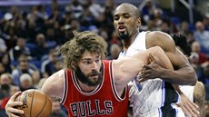 Robin Lopez (vlevo) z Chicaga se snaí vysmeknout Sergi Ibakovi z Orlanda.