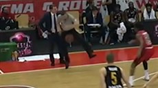 Niklas Gesek z Rasta Vechta přihrával, nepřipravený rozhodčí to však nečekal... Niklas Gesek z Rasta Vechta přihrával, nepřipravený rozhodčí to však nečekal...