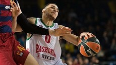 Shane Larkin z Baskonie se tlačí kolem Anteho Tomiče z Barcelony. Shane Larkin z Baskonie se tlačí kolem Anteho Tomiče z Barcelony.
