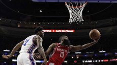 James Harden (vpravo) z Houstonu zakonuje, sleduje ho Joel Embiid z...