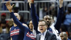 Washingtontí basketbalisté v ele s Johnem Wallem a jejich trenér Scott Brooks...