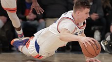 Kristaps Porzingis z New Yorku se vrhl po míči. Kristaps Porzingis z New Yorku se vrhl po míči.