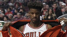 Jimmy Butler z Chicaga se chystá naskočit do zápasu s Miami. Jimmy Butler z Chicaga se chystá naskočit do zápasu s Miami.
