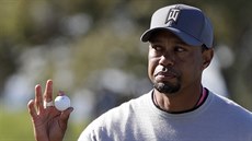 Tiger Woods zdraví diváky u hit Torrey Pines v San Diegu.