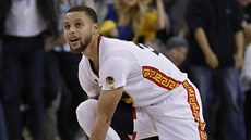 Stephen Curry z Golden State sleduje, jak dopadne jeho daleký pokus proti LA...