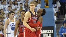 Lauri Markkanen (10) z Arizony právě trefil důležitou střelu proti UCLA, objímá... Lauri Markkanen (10) z Arizony právě trefil důležitou střelu proti UCLA, objímá...