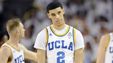 Lonzo Ball z UCLA u tuí, e jeho tým s Arizonou prohraje.