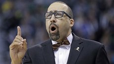 Basketbalový pan profesor David Fizdale usmruje hráe Memphisu.