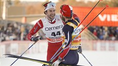 Alex Harvey (čelem) v cíli závodu na 15 km volně ve švédském Ulricehamnu, k... Alex Harvey (čelem) v cíli závodu na 15 km volně ve švédském Ulricehamnu, k...