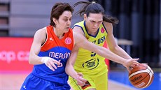 Gokce Doganová z Mersinu (vlevo) a Sonja Petrovičová z USK Praha bojují o míč. Gokce Doganová z Mersinu (vlevo) a Sonja Petrovičová z USK Praha bojují o míč.