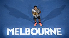 Roger Federer s trofejí pro vítze Australian Open