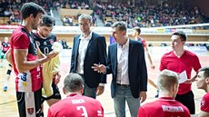 Trenér budějovických volejbalistů René Dvořák dává instrukce svým svěřencům. Trenér budějovických volejbalistů René Dvořák dává instrukce svým svěřencům.