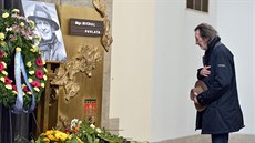 Bolek Polívka na posledním rozloučení se zesnulým hercem Michalem Pavlatou (27.... Bolek Polívka na posledním rozloučení se zesnulým hercem Michalem Pavlatou (27....