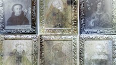 Šest z hledaných obrazů světců, které visely v kapli na Novém Hradě v Jimlíně. Šest z hledaných obrazů světců, které visely v kapli na Novém Hradě v Jimlíně.