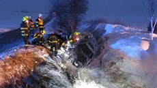 Řidič uvízl v hořícím autě. Na pomoc mu přispěchal hasič, který jel zrovna do... Řidič uvízl v hořícím autě. Na pomoc mu přispěchal hasič, který jel zrovna do...