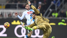 Mladý branká AC Milán Gianluigi Donnarumma zasahuje proti útoníkovi Neapole...