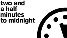 Na hodinách ukazujících čas do zániku lidstva vědci nastavili čas na 2,5 minuty... Na hodinách ukazujících čas do zániku lidstva vědci nastavili čas na 2,5 minuty...