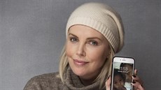 Charlize Theronová ukazuje své dti na mobilu (Park City, 21. ledna 2017)