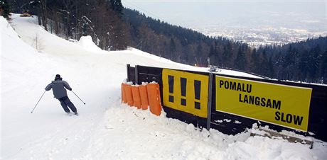 Na libereckých sjezdovkách varují lyae ped píli rychlou jízdou zábrany i...