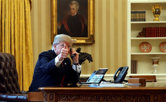 Americký prezident Donald Trump v Oválné pracovn Bílého domu. (28.1.2017)