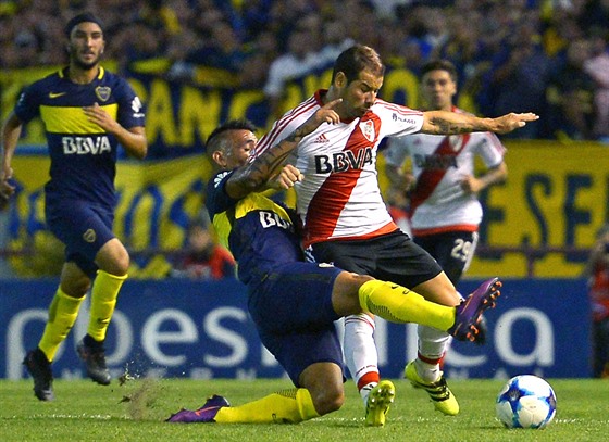 KOUKEJ UHNOUT, NEBO... Derby mezi Bocou Juniors a River Plate není vyhrocené...