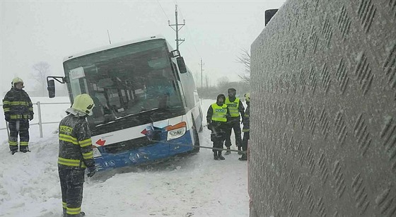 Sníh v úterý zkomplikoval autobusovou dopravu u Koldína na Orlickoústecku.
