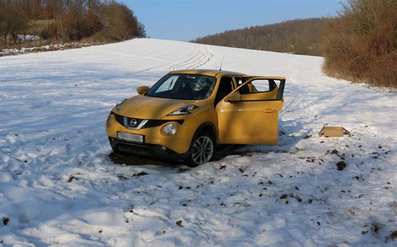 Neznámý mladík ukradl lutý nissan en, kdy nakupovala v ivanické pekárn....