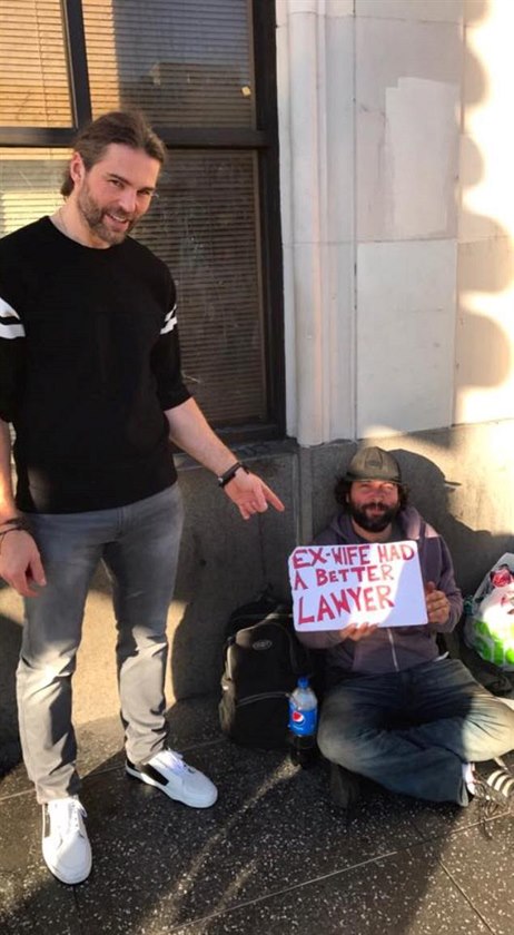Jaromr Jgr si udlal fotku s bezdomovcem.
