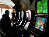 V Jihlavě ještě pár heren navzdory antihazardní vyhlášce přetrvává. Stojí v... V Jihlavě ještě pár heren navzdory antihazardní vyhlášce přetrvává. Stojí v...