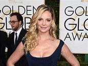 Hereka Katherine Heiglov v tmav modrch atech s efektn sukn od Zaca Posena