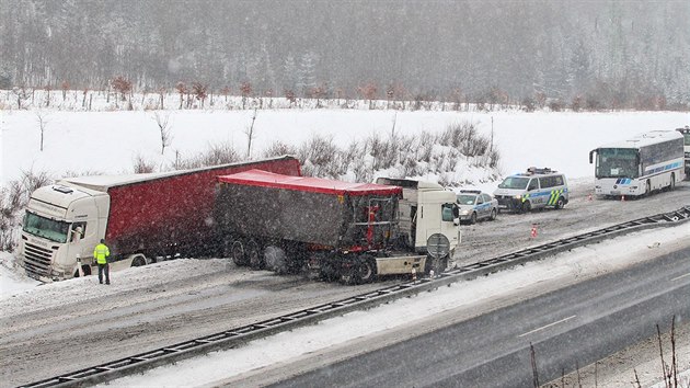 Nehoda dvou kamion zkomplikovala provoz na dlnici D6 u Karlovch Var.