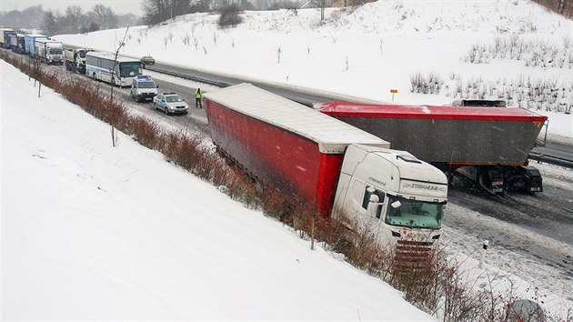 Nehoda dvou kamion zkomplikovala provoz na dlnici D6 u Karlovch Var.