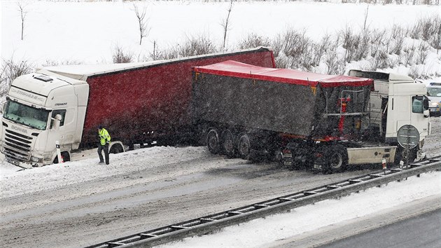 Nehoda dvou kamion zkomplikovala provoz na dlnici D6 u Karlovch Var.