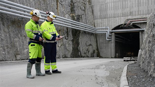 Vjezd do podzemnho komplexu Onkalo. Za vraty nsleduje ptikilometrov pjezdov spirlovit tunel vedouc do hloubky 450 metr, kde bude uloeno vyhoel palivo.