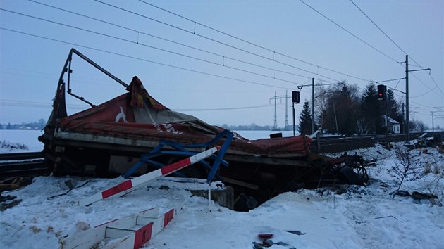 Trosky nklaku po stetu s vlakem u Lukov na Lankrounsku.