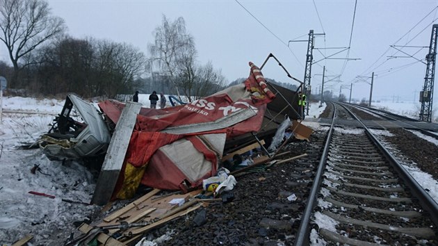 Trosky nklaku po stetu s vlakem u Lukov na Lankrounsku.