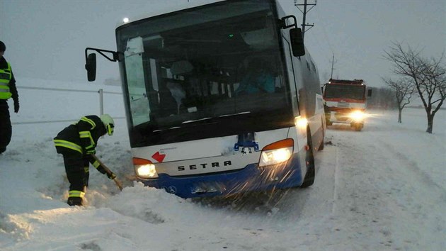 Snh v ter zkomplikoval autobusovou dopravu u Koldna na Orlickostecku.