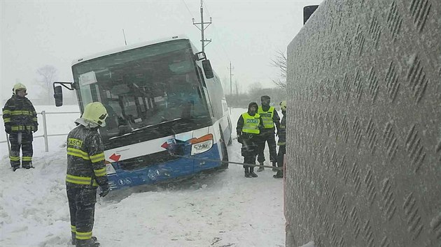 Snh v ter zkomplikoval autobusovou dopravu u Koldna na Orlickostecku.