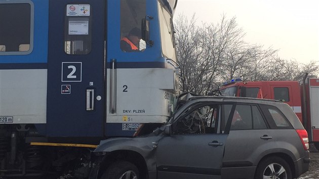 V pondělí ráno se u obce Olovnice na Mělnicku srazilo auto s vlakem, řidič auta nehodu nepřežil (30.1.2017)