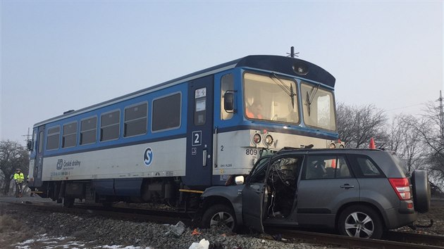 V pondělí ráno se u obce Olovnice na Mělnicku srazilo auto s vlakem, řidič auta nehodu nepřežil (30.1.2017)