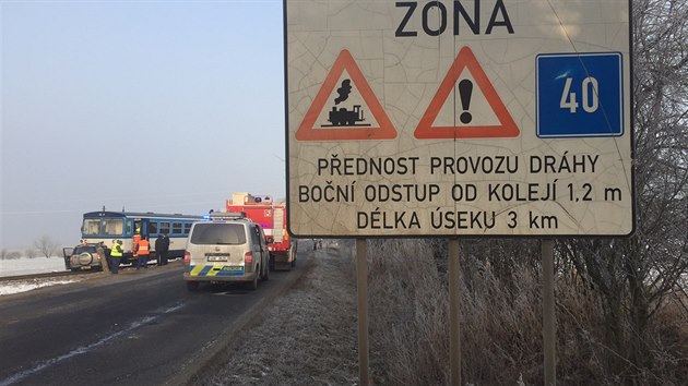 V pondělí ráno se u obce Olovnice na Mělnicku srazilo auto s vlakem, řidič auta nehodu nepřežil (30.1.2017)