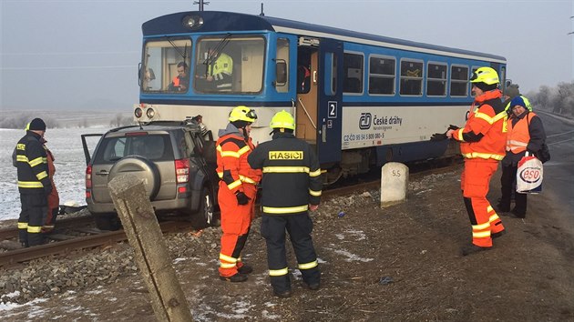 V pondělí ráno se u obce Olovnice na Mělnicku srazilo auto s vlakem, řidič auta nehodu nepřežil (30.1.2017)