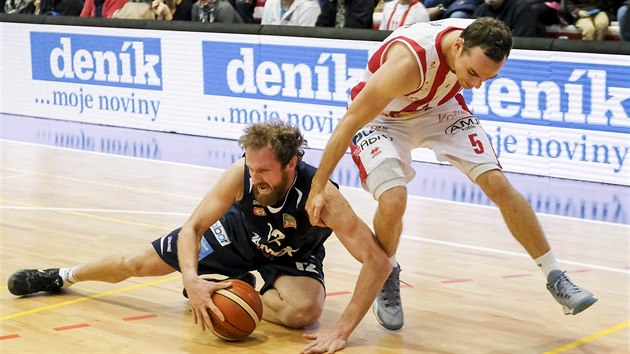 Pardubick basketbalista Duan Pandula (ervenobl) bojuje s Robertem Landou z Dna.