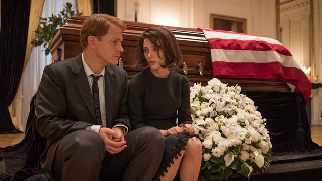 Peter Sarsgaard a Natalie Portmanov ve filmu Jackie