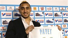 Dimitri Payet je konečně spokojený. Drží dres Olympique Marseille, kam se... Dimitri Payet je konečně spokojený. Drží dres Olympique Marseille, kam se...