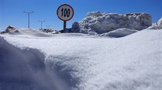 Zapadaná znaka omezení rychlosti na pedmstí alírského msta Ain Sefra...